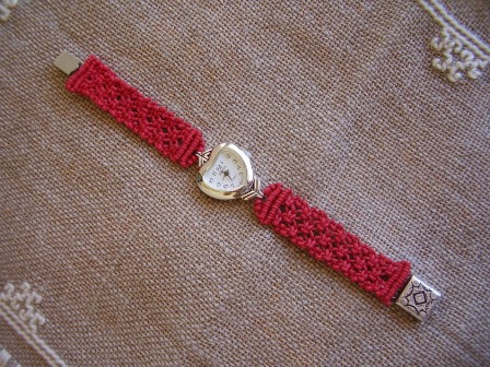 Bijoux: Orologio rosso macram, realizzato da Medi Cristina