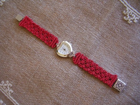 Bijoux: Orologio rosso macram, realizzato da Medi Cristina